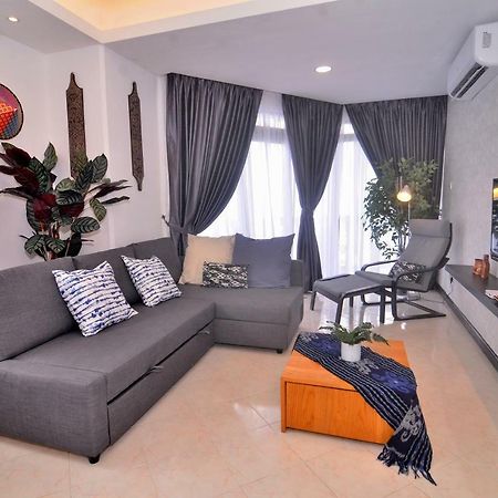 New Riverbank Suites - Waterfront Kuching City Екстер'єр фото