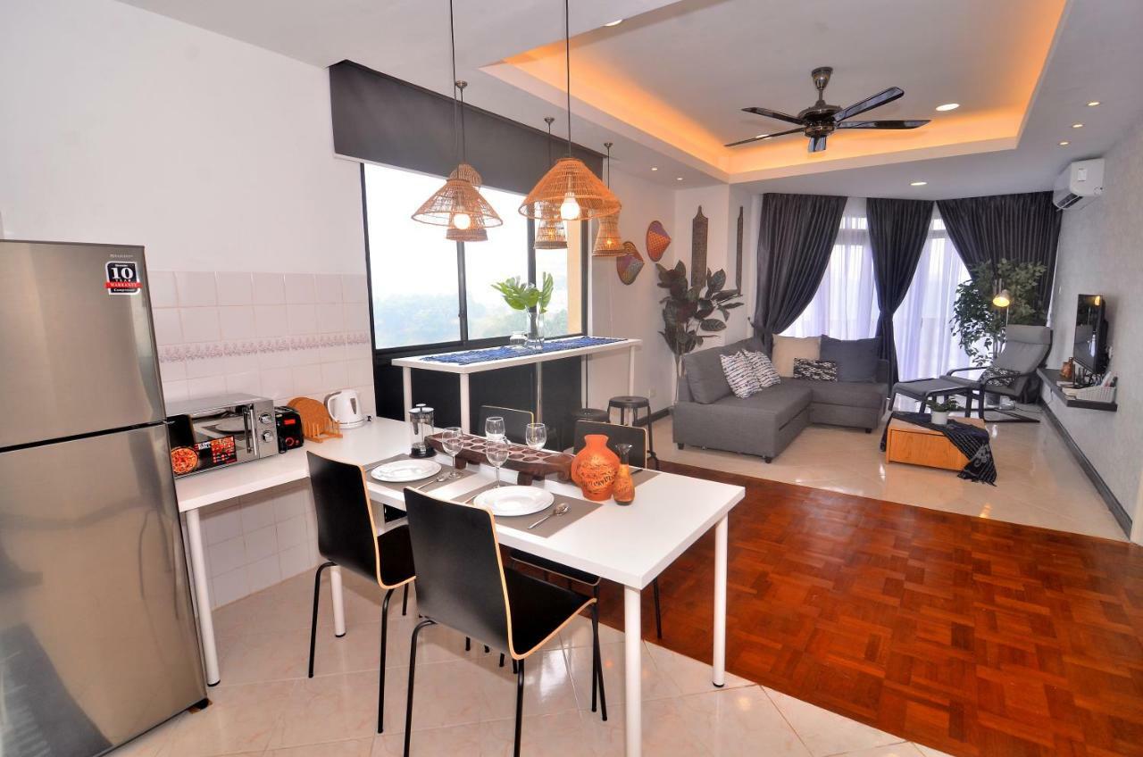 New Riverbank Suites - Waterfront Kuching City Екстер'єр фото